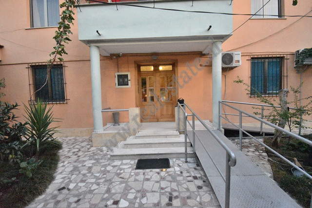 Ambient zyre me qira prane Shkolles se Kuqe ne Tirane